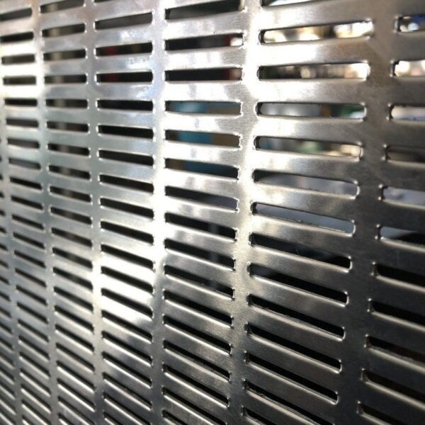 Chapa Perfurada, Furos Oblongos Paralelos, Furos de 5X25mm, Espessura 1,5mm, INOX 1200 X 520 (Pronta Entrega)